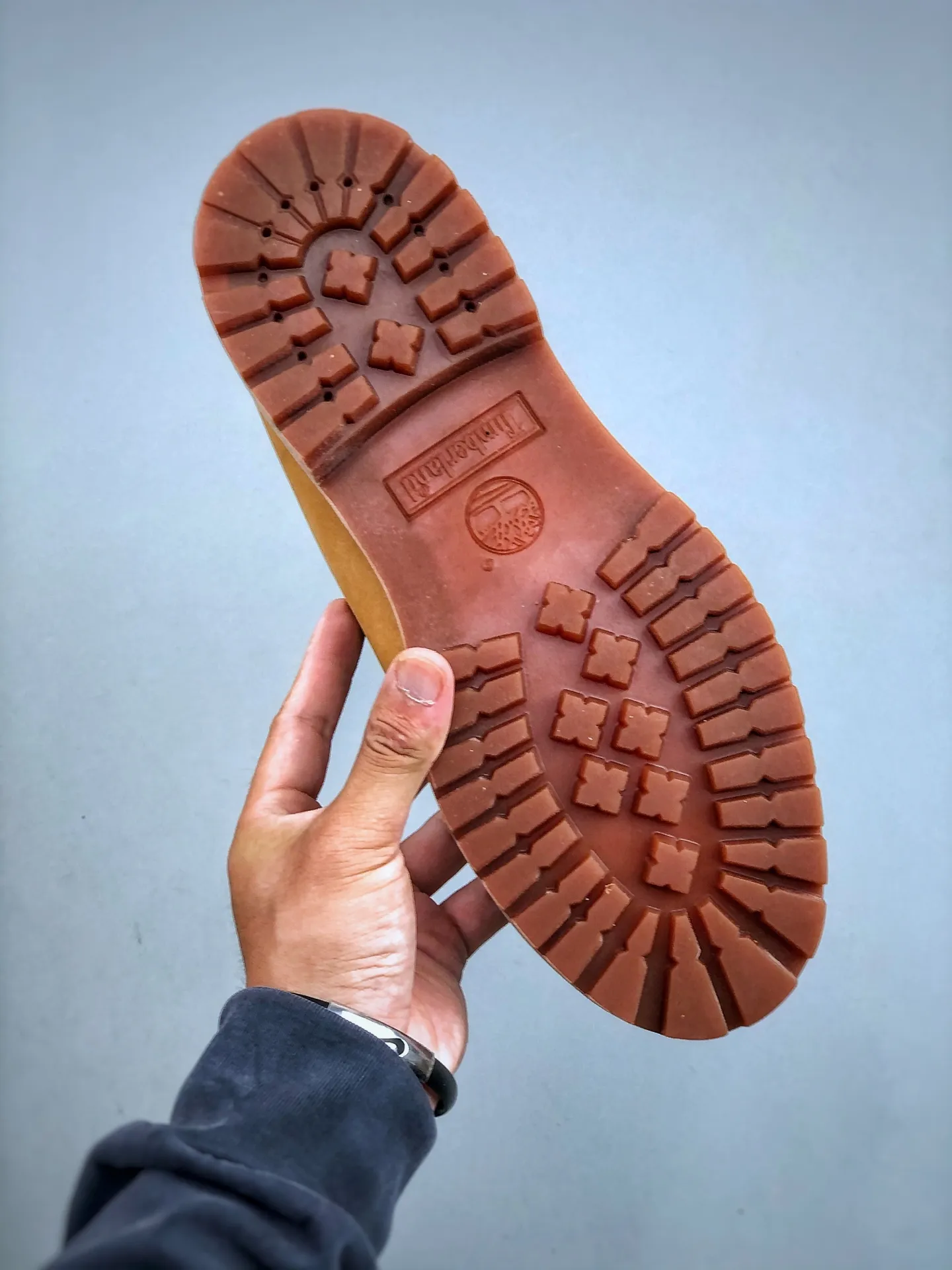 Local self-pickup💰800 supports store placement, get the pure and original top quality, one-to-one original development version Timberland can’t be beaten/classic yellow high-top [Female six-hole model 10361 Men’s seven-hole model 10061] Channel version of something, produced by Zhuhai OEM factory, Hong Kong purchasing agent of Hong Kong, unified channel delivery order, consistent quality of something, no need to emphasize gorgeous copywriting, just a brief introduction of materials, analysis of original genuine process, imported waterproof frosted cowhide, purple light logo anti-counterfeiting mark, precise computer sewing line, four-line parallel process, 10,000 times horizontal folding dynamic waterproofing, one-piece molding injection molding process ( ⚠️The difference is the cold-glued one-piece version) Rubber non-slip outsole is durable and wear-resistant. Fully genuine cowhide collar/lining/sole. Equipped with anti-fatigue shock-absorbing honeycomb insole. Extremely comfortable. Extremely practical for daily life. Classic, simple and easy to match. Essential for wind, rain, thunder, lightning, water, cold and heat insulation. Full set of cabinet packaging accessories (comes with shoelaces, cleaning eraser, and counter bag) Size: 35 36 37 37.5 38 38.5 39 39.5 40 41 41.5 42 43 43.5 44 44.5 45 one size larger. Authentic official website consistent size